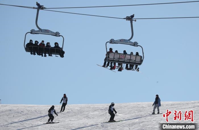 圖為滑雪場現(xiàn)場?！≡S婷 攝