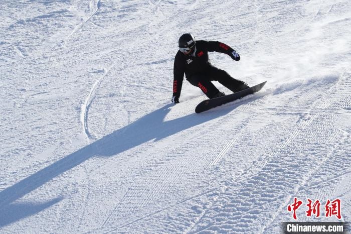 圖為滑雪場現(xiàn)場。　許婷 攝