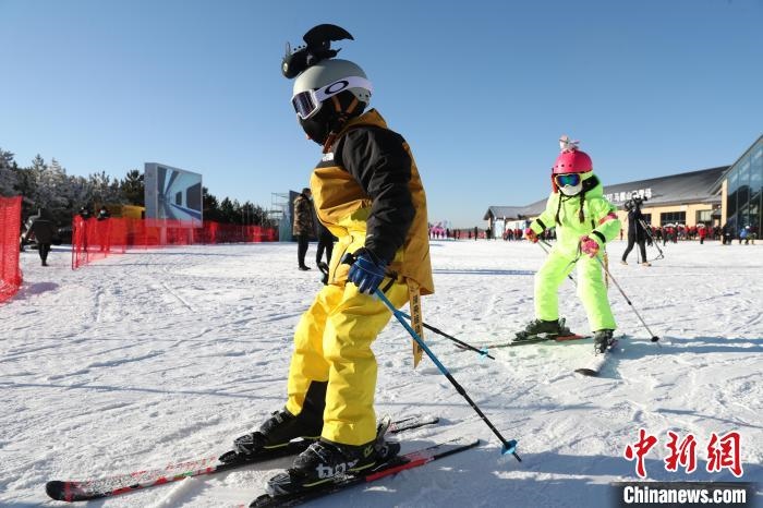 圖為滑雪場現(xiàn)場?！≡S婷 攝