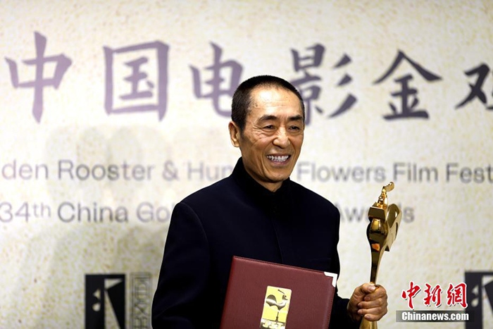 12月30日晚，第34屆中國(guó)電影金雞獎(jiǎng)?lì)C獎(jiǎng)典禮在福建省廈門市舉行。張藝謀以執(zhí)導(dǎo)《懸崖之上》榮膺最佳導(dǎo)演獎(jiǎng)。 <a target='_blank' href='/'>中新社</a>記者 呂明 攝