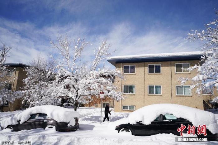 資料圖：當(dāng)?shù)貢r(shí)間2021年3月15日，美國科羅拉多州丹佛，當(dāng)?shù)赜瓉韽?qiáng)暴風(fēng)雪天氣，城市被積雪覆蓋。