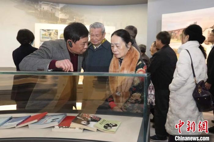 船政后裔在參觀新館?！￡悤造o 攝