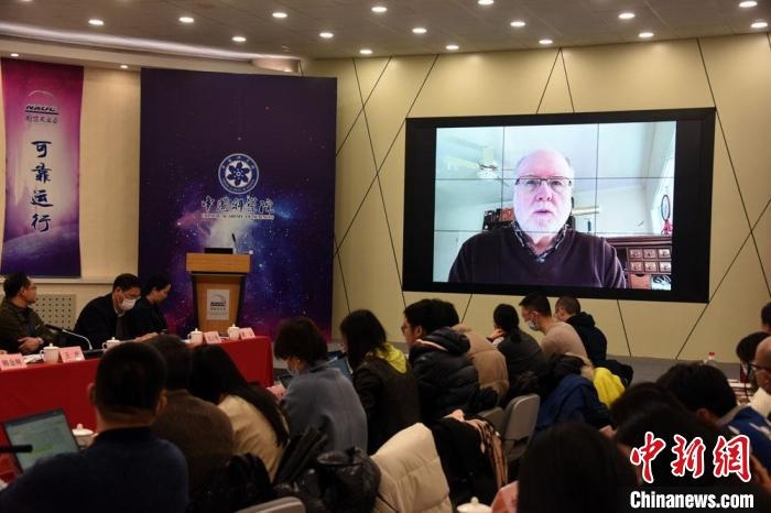 美國伊利諾伊大學(xué)教授理查德？克魯切爾通過視頻點評FAST測量星際磁場最新研究成果?！?lt;a target='_blank' href='/'>中新社</a>記者 孫自法 攝