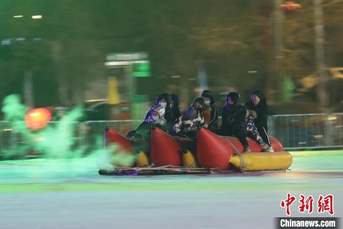 民眾沉醉在冰上香蕉船的快樂(lè)中?！∮诤Ｑ?攝