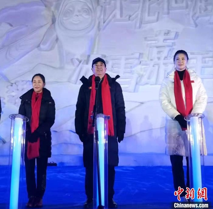 前女排國(guó)家隊(duì)隊(duì)長(zhǎng)奧運(yùn)冠軍惠若琪(右一)，中國(guó)女子田徑競(jìng)走奧運(yùn)冠軍王麗萍(左一)助陣當(dāng)晚活動(dòng)。　趙桂華 攝