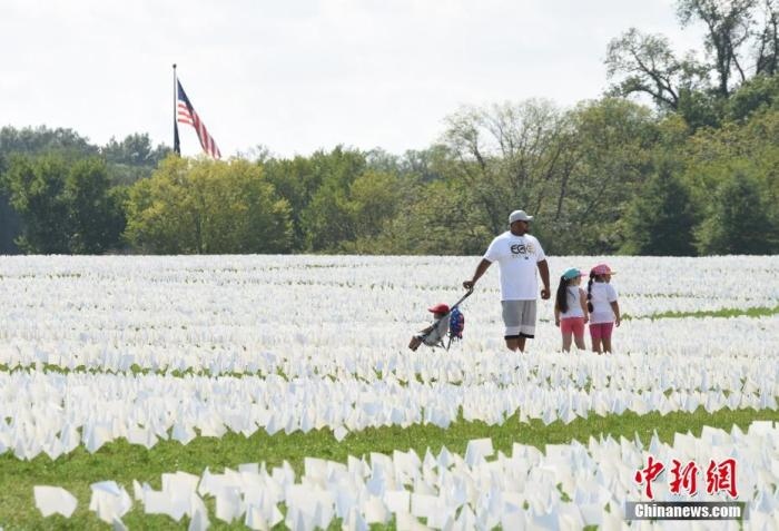 當(dāng)?shù)貢r(shí)間2021年9月18日，美國(guó)首都華盛頓國(guó)家廣場(chǎng)上插著數(shù)十萬(wàn)白色旗幟，悼念新冠逝者。這個(gè)名為“在美國(guó)：銘記”藝術(shù)裝置由美國(guó)藝術(shù)家弗斯滕伯格(Suzanne Firstenberg)策劃，她計(jì)劃在兩周內(nèi)與公眾一起在華盛頓國(guó)家廣場(chǎng)插上與美國(guó)新冠死亡病例數(shù)對(duì)應(yīng)的白旗，以示悼念。 <a target='_blank' href='/'>中新社</a>記者 陳孟統(tǒng) 攝