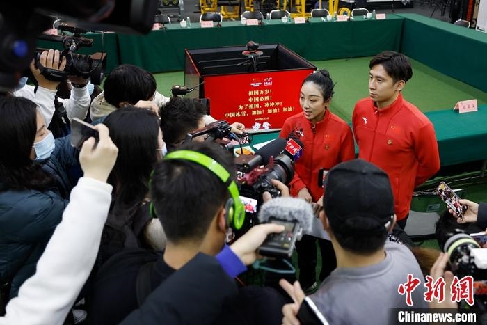 1月5日晚，全力沖刺北京冬奧學(xué)習座談會在北京舉行。座談會后，中國花樣滑冰雙人滑組合隋文靜、韓聰接受記者采訪。 <a target='_blank' href='/'>中新社</a>記者 富田 攝