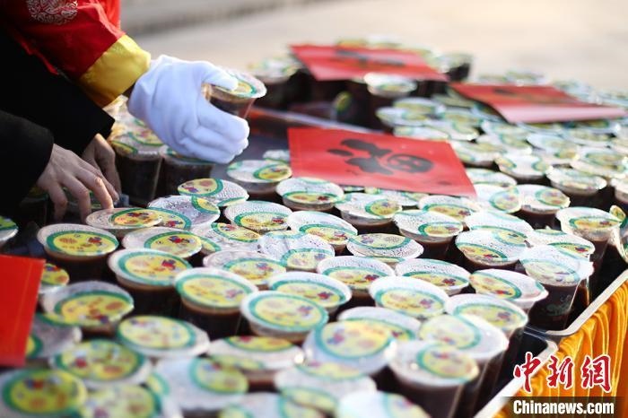 資料圖：工作人員將定制的臘八粥擺放整齊。　泱波 攝