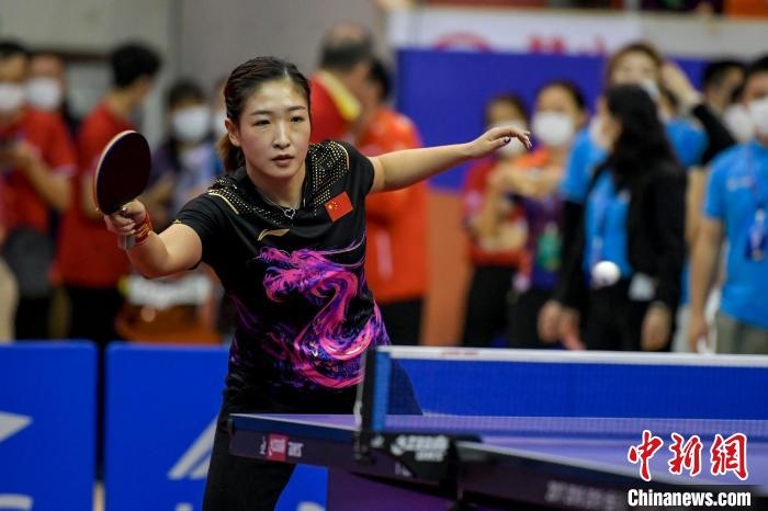 劉詩雯在2021年全國乒乓球“業(yè)余球王”總決賽中與選手互動交流球技?！●樤骑w 攝
