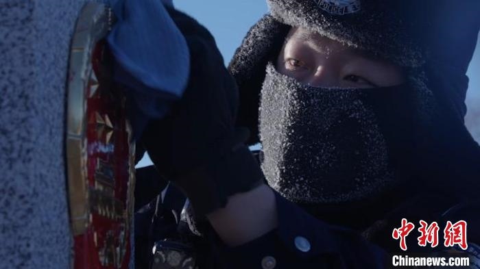 圖為恩和哈達(dá)邊境派出所的9名民警踏雪巡邊。　劉維明 攝