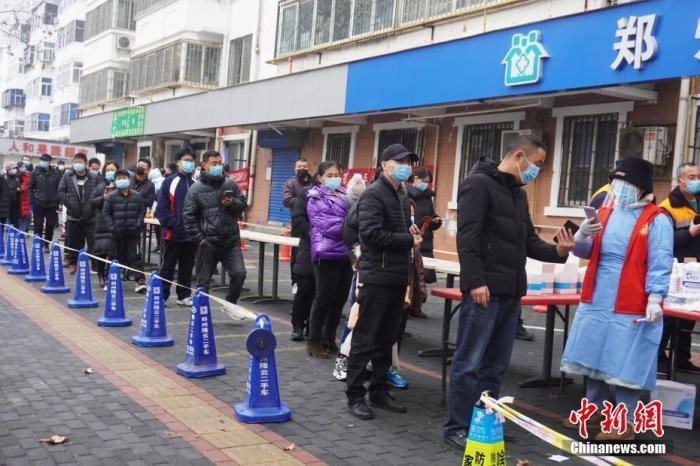 資料圖：1月7日，河南鄭州，市民有序排隊進行核酸檢測。<a target='_blank' href='/'>中新社</a>記者 劉鵬 攝