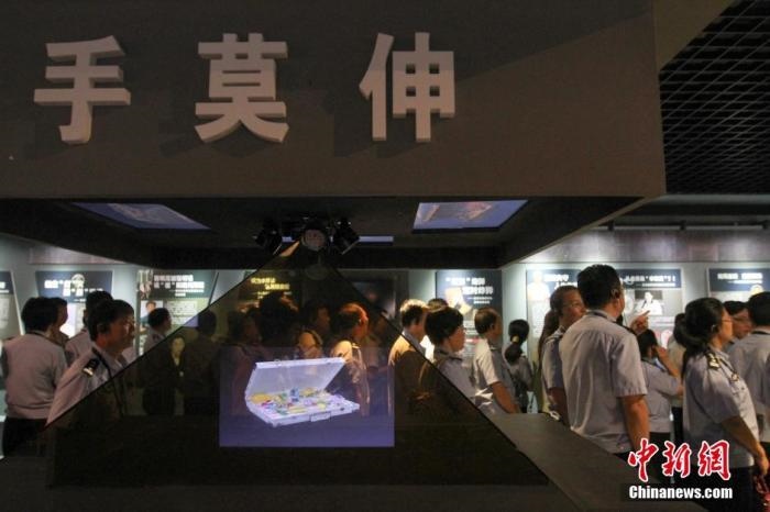 資料圖：2015年10月，海南省公安廳組織黨員干部前往反腐倡廉警示教育基地參觀受教。洪堅鵬 攝