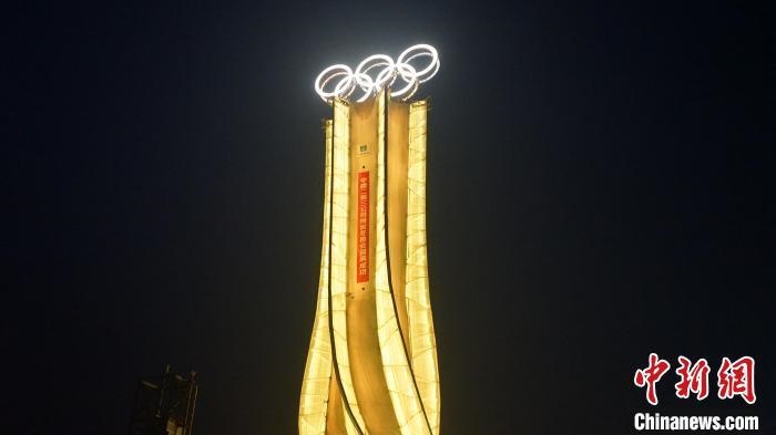 1月25日，由中建二局三公司承建的“海陀塔”順利竣工，奧運(yùn)五環(huán)閃耀延慶冬奧賽區(qū)?！≈薪ǘ秩竟﹫D
