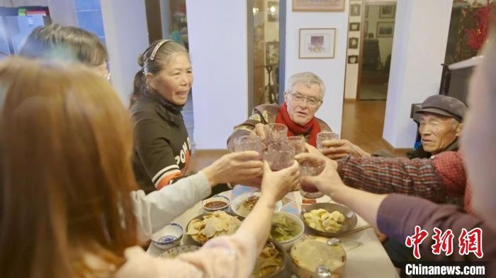 圖為賀歲紀(jì)錄片《“洋女婿”的中國年》劇照?！『h(yuǎn)航 攝