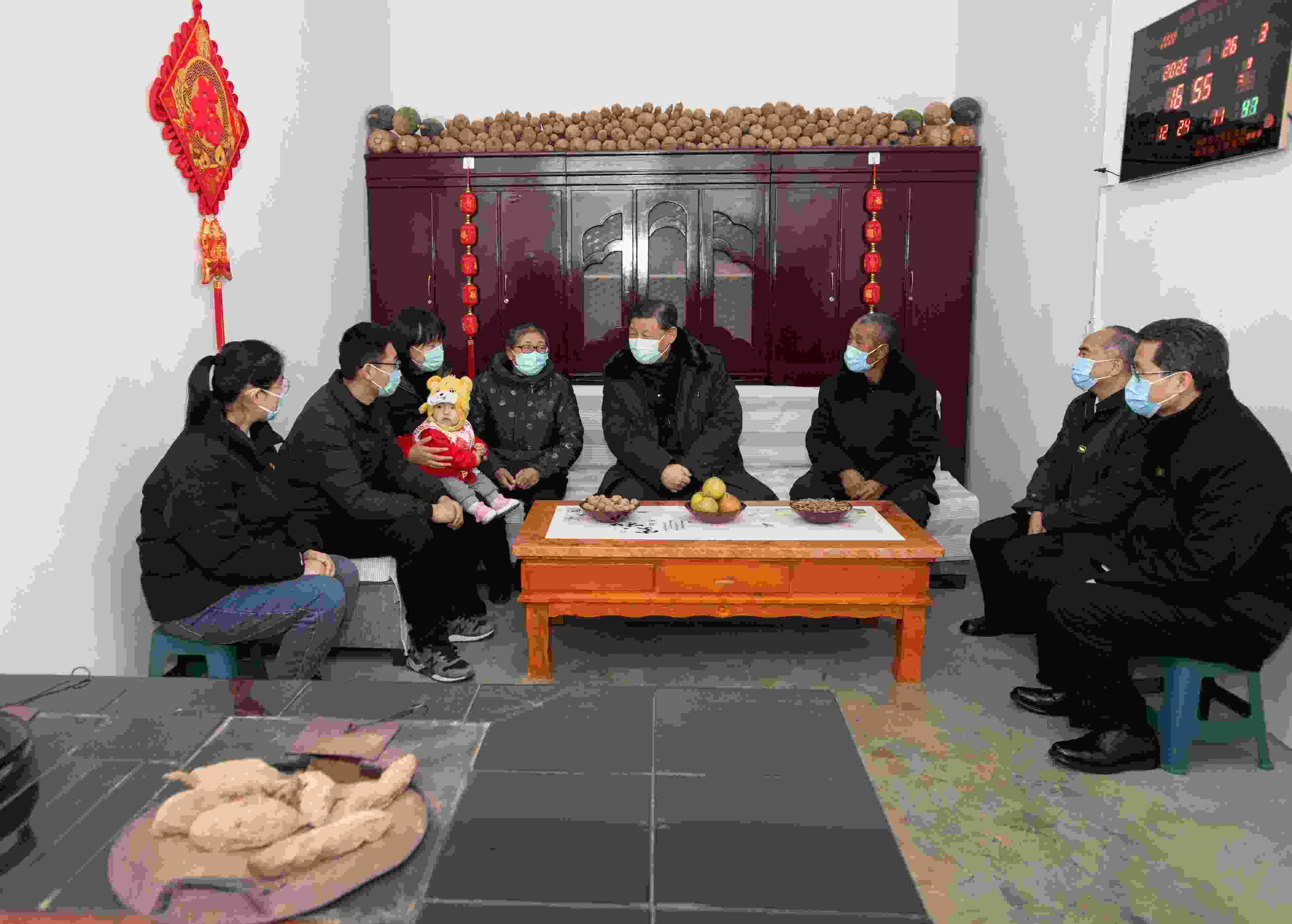 △2022年1月26日，中共中央總書記、國家主席、中央軍委主席習(xí)近平在臨汾市汾西縣僧念鎮(zhèn)段村同村民蔡文明一家親切交流。