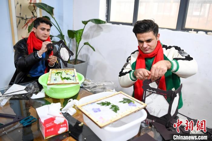 巴基斯坦留學(xué)生制作燈籠?！钊A峰 攝