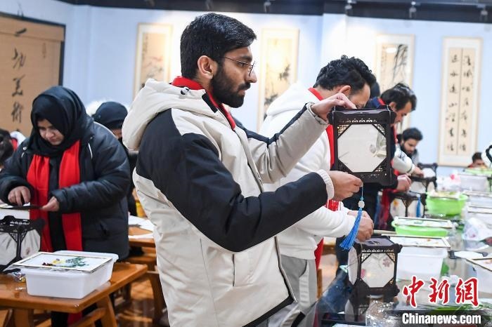巴基斯坦留學(xué)生制作燈籠。　楊華峰 攝