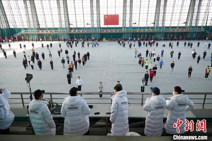 北京冬奧會閉幕式開始前，演員們在進(jìn)行排練?！埼暮?供圖