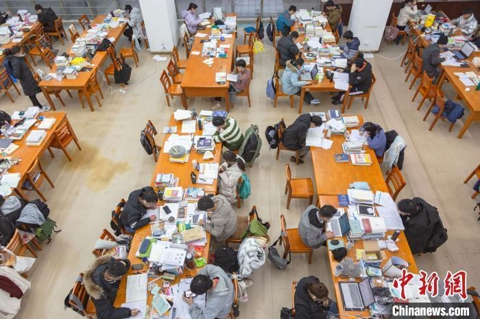 資料圖：南昌大學(xué)圖書館自習(xí)室內(nèi)，考生正在緊張復(fù)習(xí)?！⒘?攝
