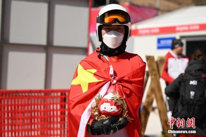 3月6日，中國選手梁景怡在賽后手捧吉祥物。當日，北京2022年冬殘奧會殘奧高山滑雪男子超級大回轉-站姿決賽在國家高山滑雪中心舉行，中國選手梁景怡奪得冠軍。 <a target='_blank' href='/'>中新社</a>記者 劉冉陽 攝 　