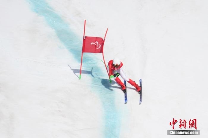 3月6日，中國選手梁景怡在比賽中。當日，北京2022年冬殘奧會殘奧高山滑雪男子超級大回轉-站姿決賽在國家高山滑雪中心舉行，中國選手梁景怡奪得冠軍。 <a target='_blank' href='/'>中新社</a>記者 劉冉陽 攝 　
