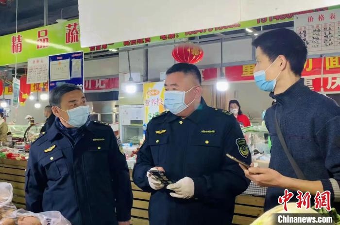 圖為執(zhí)法人員進(jìn)行調(diào)查?！±铈面谩z