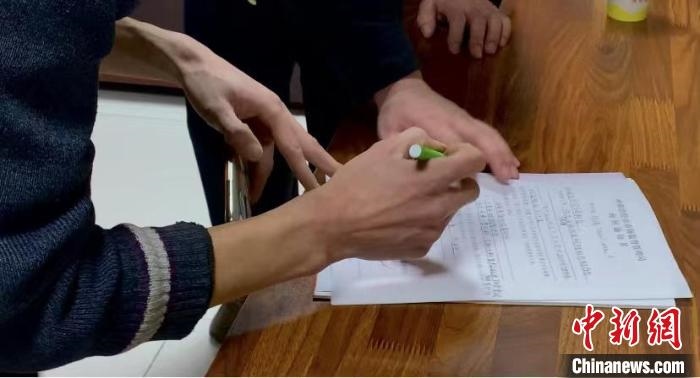 圖為現(xiàn)場(chǎng)下達(dá)詢問(wèn)通知書(shū)?！±铈面?攝