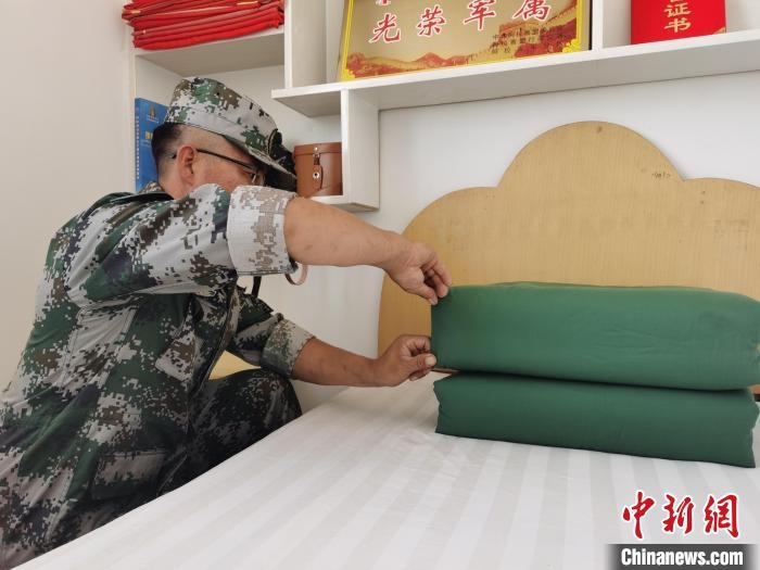 圖為謝寶民以軍人標(biāo)準(zhǔn)要求自己?！∈茉L者供圖