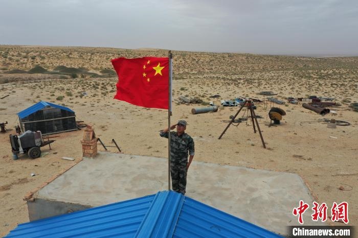 圖為每天升旗是謝寶民的必修課?！∈茉L者供圖