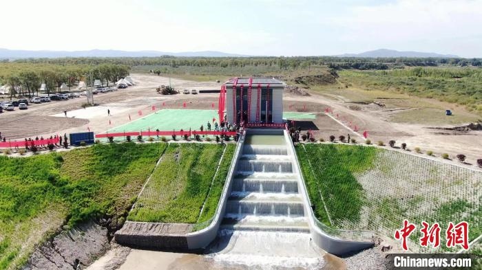 圖為生態(tài)補(bǔ)水現(xiàn)場?！》缎Э?攝