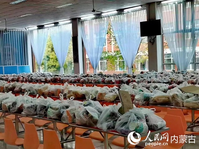 內(nèi)蒙古師范大學(xué)為返鄉(xiāng)學(xué)生準(zhǔn)備午餐和路途上的方便食品。內(nèi)蒙古教育廳供圖