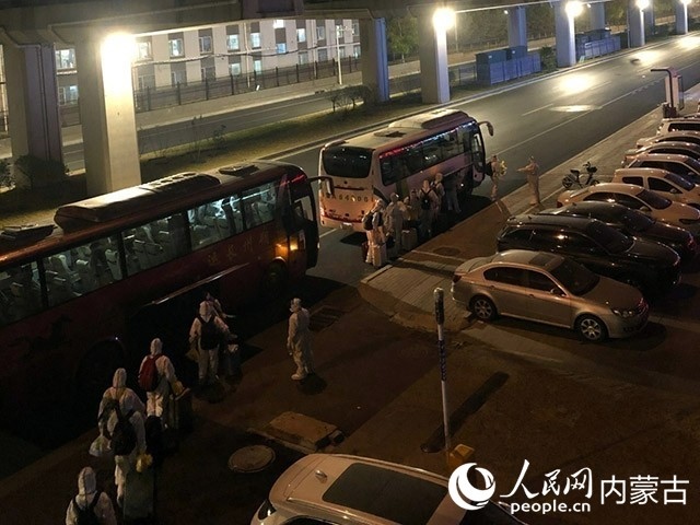 高校學(xué)生有序登車，前往隔離點。內(nèi)蒙古教育廳供圖