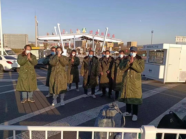 護(hù)送農(nóng)民工安全返鄉(xiāng)。賽罕區(qū)民政局供圖