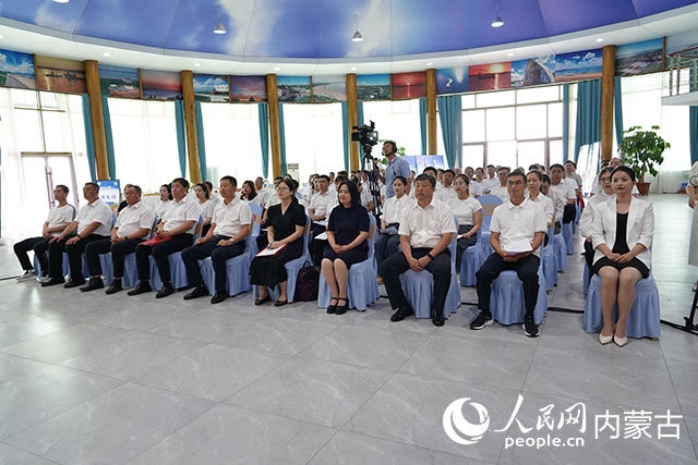 與會人員共同觀看科右中旗牛產(chǎn)業(yè)高質(zhì)量發(fā)展專題片。苑曉睿攝