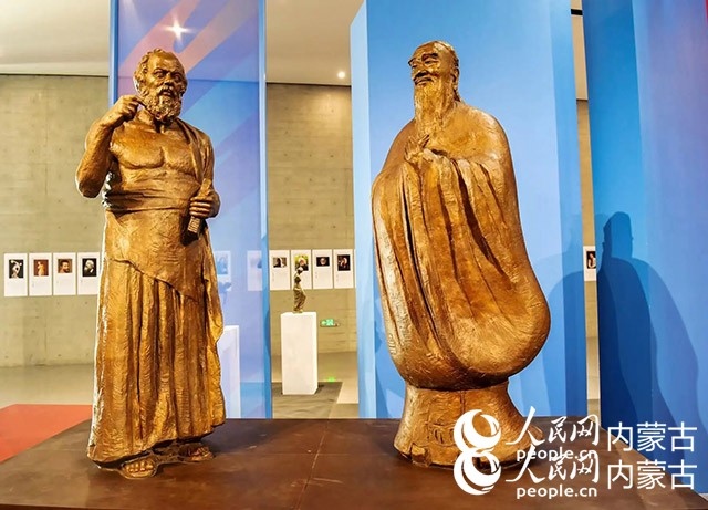 吳為山作品《神遇——孔子與蘇格拉底的對話》。實(shí)習(xí)生 楊光攝