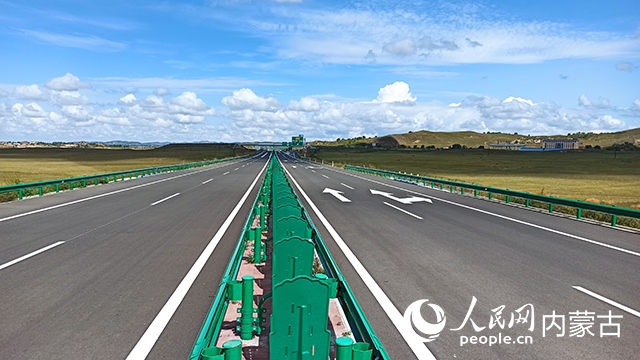 G1611經(jīng)棚至烏蘭布統(tǒng)高速公路項(xiàng)目。人民網(wǎng)記者 趙夢(mèng)月攝