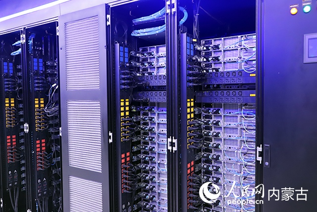 內(nèi)蒙古高性能計(jì)算公共服務(wù)平臺(tái)機(jī)房。人民網(wǎng)記者 苗陽(yáng)攝