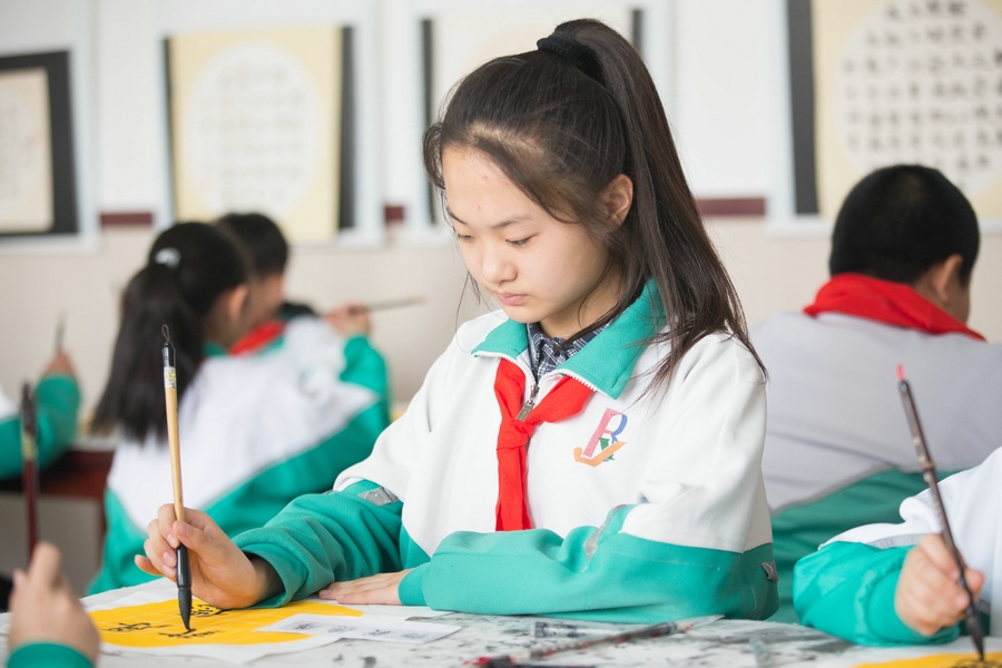 北重一小，學(xué)生正在書寫毛筆字 (2).jpg