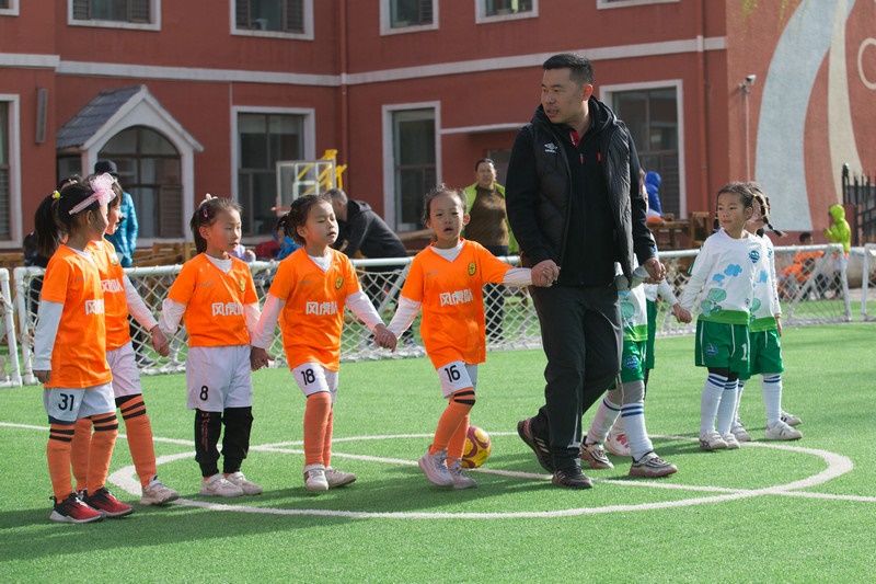 8.趣味比賽結(jié)束后，足球教師武穆帶領(lǐng)孩子們到場邊謝場.jpg