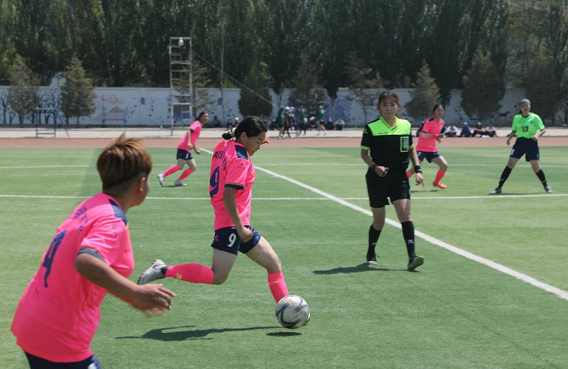 3.大學(xué)生足球聯(lián)賽本科組比賽現(xiàn)場(chǎng)，內(nèi)蒙古民族大學(xué)（粉色）對(duì)陣呼和浩特民族學(xué)院.JPG