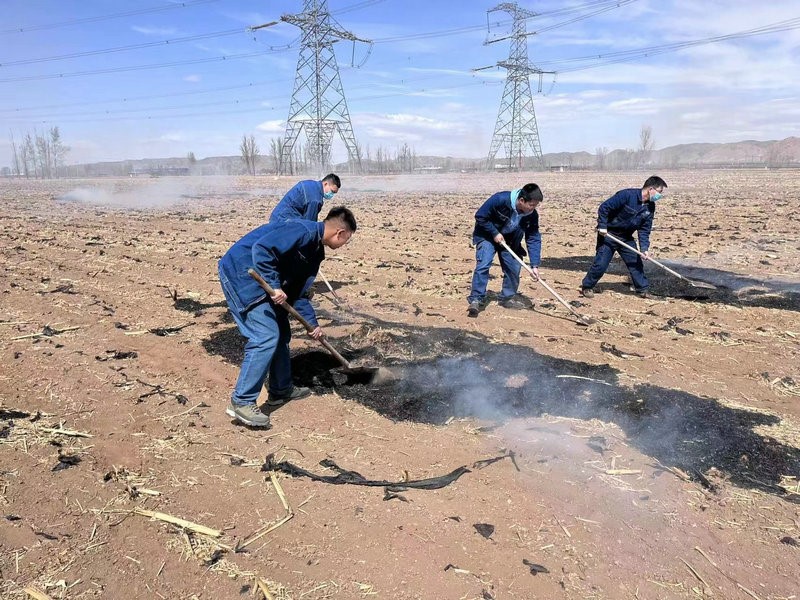 1649491883132512.jpg 運(yùn)行人員對(duì)秸稈進(jìn)行掩埋.jpg