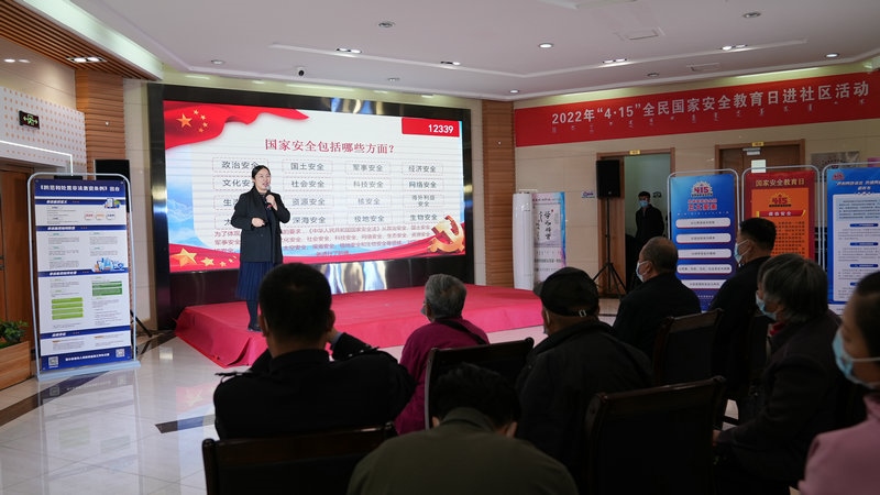 線下聯(lián)合各國家安全委員單位同步開展“國家安全進社區(qū)”活動，現(xiàn)場通過以國家安全知識問答為主線，穿插烏蘭牧騎演出、國家安全宣講、發(fā)放國家安全法律法規(guī)讀本等形式，圍繞什么是國家安全、國家安全包含哪些內容、如何維護國家安全等方面，為社區(qū)老百姓開展宣傳宣講，同時作為現(xiàn)場“進社區(qū)”活動與線上直播活動連線，把現(xiàn)場熱烈氣氛帶到網(wǎng)絡，與大家共同分享。 (4)_副本.jpg