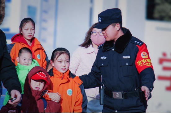 站好“護(hù)學(xué)崗”，守護(hù)“成長(zhǎng)路”——南地公安持續(xù)開展護(hù)學(xué)行動(dòng)494.png