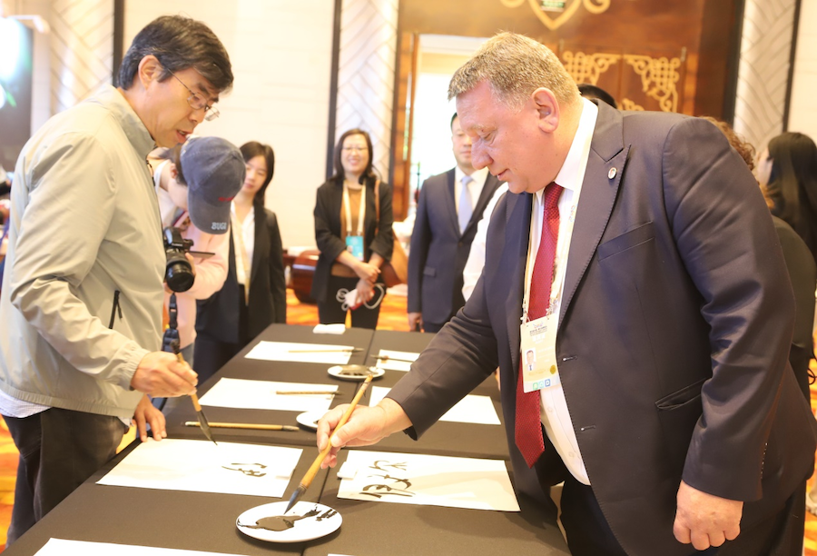 非遺、書(shū)法、文創(chuàng)齊亮相！2025年國(guó)家重要橋頭堡智庫(kù)論壇讓中外嘉賓讀懂北疆文化