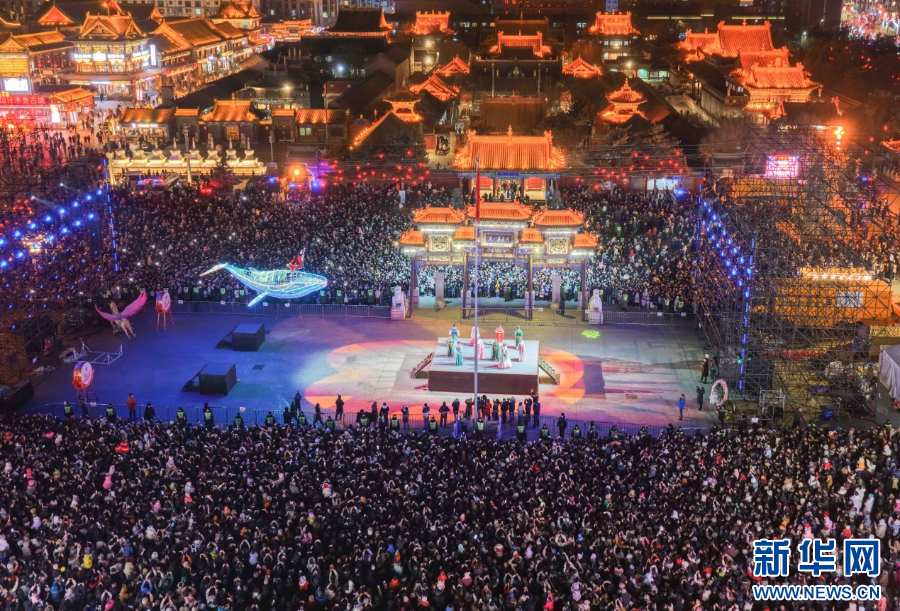 2025年12月31日晚，呼和浩特市玉泉區(qū)塞上老街旅游休閑街區(qū)跨年夜活動現場游人如織。新華網發(fā)（丁根厚 攝）.jpg