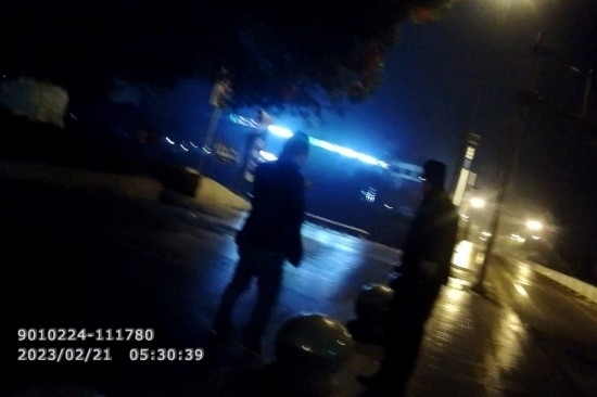 報(bào)警人唐師傅向民警講述情況 。資陽公安供圖