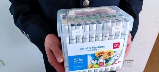 民警送上的馬克筆。資陽市公安供圖