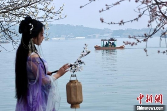 圖為游客在昆明湖畔游玩。<a target='_blank' data-cke-saved-href='/' href='/'><p align=