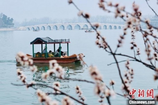 20日，頤和園游船開航。<a target='_blank' data-cke-saved-href='/' href='/'><p align=