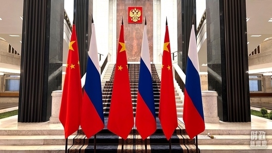 △習(xí)主席在這里同米舒斯京總理握手合影。（總臺(tái)央視記者程鋮拍攝）